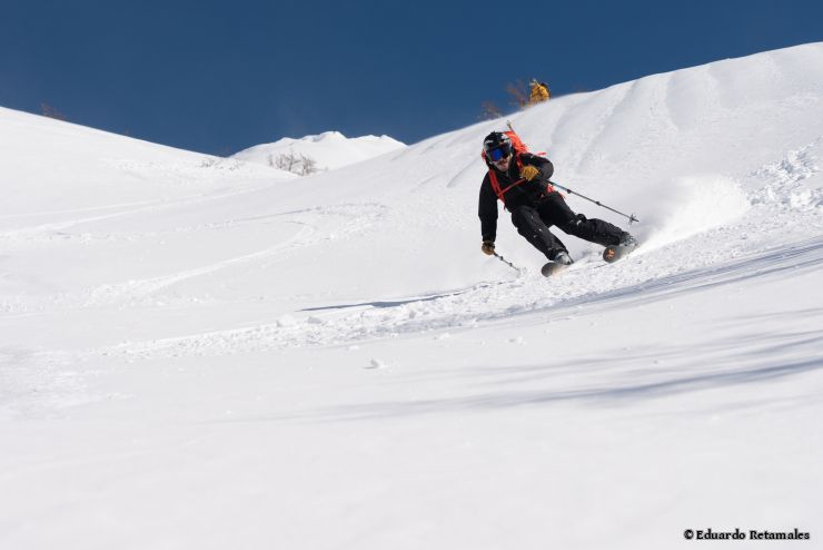 Ski down on the sorrounded áreas of Lanin Volcano